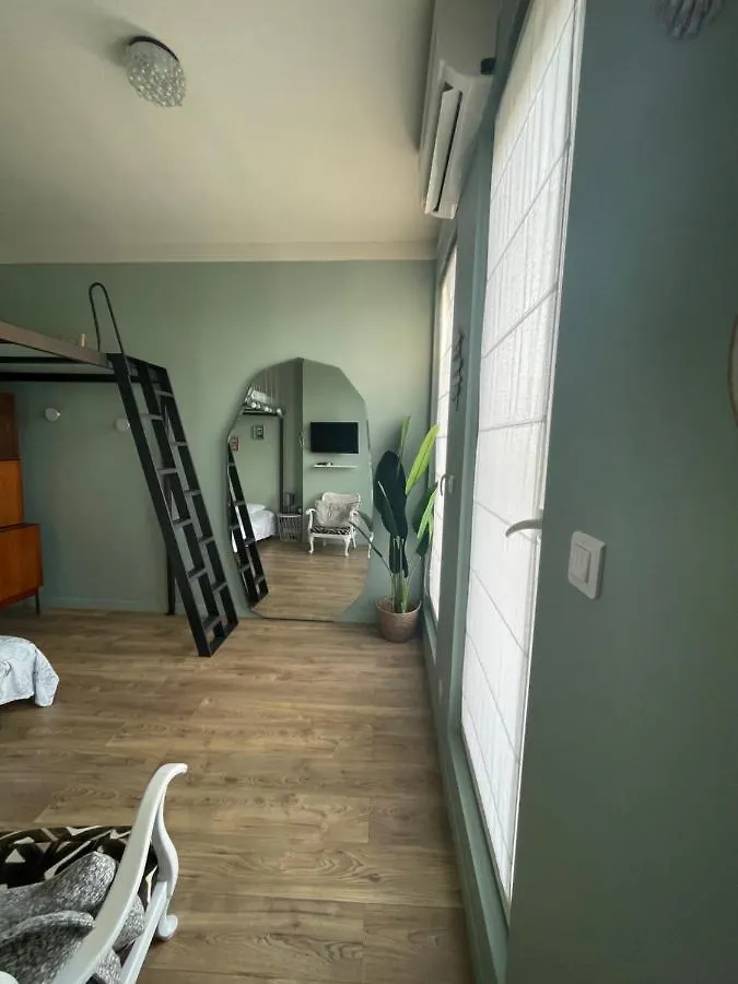 Apartment Les Terrasses: Romantic Charm in Central Toulon France